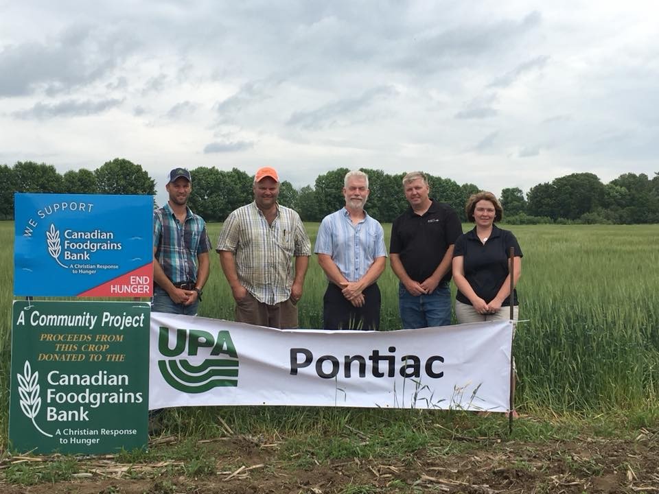 From Left: Brett Coughlin (M&R Feeds), Robbie Beck, Andrew Simms (Quebec Farmers Association representative), and field owners Ralph and Melanie Lange